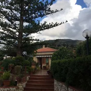 Stanza In Con Giardino Vista Mare Couette-café Cefalù